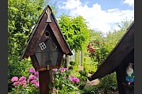 Dem großen Gartenhäuschen nachempfunden, hat Ludger Jochmaring ein Vogelhaus gebaut. - © Svenja Ludwig