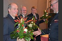 Ausgezeichnet: Lutz Mescher (von links), Detlev Godt und Hans-Heinrich Knoke freuen sich über ihr goldenes Feuerwehrehrenzeichen. Es gratuliert der Steinhagener Löschzugführer Ulrich Laupichler. - © Birgit Nolte