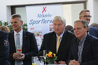 Abschiedsfeier für HK-Lokalchef Herbert Gontek - von links: Reiner Peters (Vorstand Volksbank Halle), Gerhard Goldbecker (stellvertretender Bürgermeister in Steinhagen), Michael Schoregge (HIW-Vorsitzender). - © Foto: Heiko Kaiser