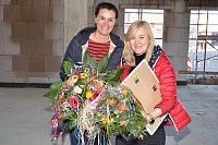 Gratulation: Bauunternehmerin Norma Bopp-Strecker überreicht Christina Heitland Blumen. - © Jonas Damme, HK