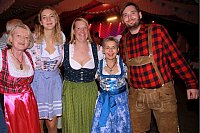 Roter Oktober: Annette Mielke-Gockel (von links), Sally Starken, Wiebke Esdar, Bürgermeisterin Marion Weike und Micha Heitkamp lieben die Bewegung. - © Edwin Rekate