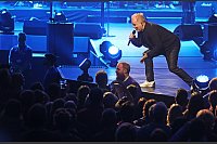 In Aktion: Herbert Grönemeyer am Sonntagabend auf der Bühne des Gerry-Weber-Stadions in Halle. - © Sarah Jonek