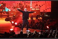 In Aktion: Herbert Grönemeyer am Sonntagabend auf der Bühne des Gerry-Weber-Stadions in Halle. - © Sarah Jonek