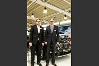 NadGw, BMW Kattenstroth, Vorstellung des neuen X1, 24.10.15
Präsentation: Hermann Kattenstroth (rechts) und Verkaufsleiter Frank Brinkmann präsentieren den neuen BMW X1. - © Foto: Andre Schneider