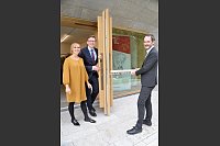 Schlüsselübergabe: Museumsmitarbeiterin Lilian Wohnhas und Museumsdirektor David Riedel mit Architekt André Habermann. - © Nicole Donath