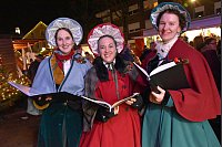 Die "Christmas Carollers" beeindruckten mit tollen Stimmen und aufwendigen Kostümen. - © Birgit Nolte