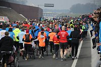 Die A33 gehörte heute den Läufern, Inlinern, Radfahrern und Spaziergängern. - © Foto: Christian Helmig
