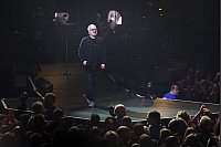 In Aktion: Herbert Grönemeyer am Sonntagabend auf der Bühne des Gerry-Weber-Stadions in Halle. - © Sarah Jonek