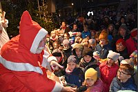 Die kleinen Gäste sagen dem Nikolaus ein Gedicht auf oedre singen ihm etwas vor. Zur Belohnung gab es Süßigeiten. - © Birgit Nolte