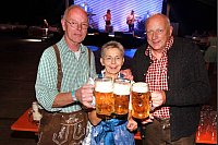 Hau weg: Bürgermeisterin Marion Weike stößt mit Dieter Brinkhoff und Jochen Twelmeyer an. - © Edwin Rekate