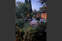 Das Ehepaar Susanne und Jürgen Kreft hat sich in Gütersloh einen wildromantischen Cottage-Garten geschaffen. Sie lieben Vintage-Schätzen und Do-it-yourself-Projekte. In ihrem verwinkelten Garten gibt es viel zu entdecken. - © Susanne Kreft