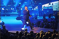 In Aktion: Herbert Grönemeyer am Sonntagabend auf der Bühne des Gerry-Weber-Stadions in Halle. - © Sarah Jonek