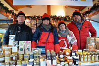 Premiere: Janis Zuments, Siga Stiere, Agnese Aunina-Linmeijeze und Kaspars Apss aus Lettland waren begeistert von der Stimmung auf dem Piumer Weihnachtsmarkt. - © .....