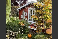 Das Ehepaar Susanne und Jürgen Kreft hat sich in Gütersloh einen wildromantischen Cottage-Garten geschaffen. Sie lieben Vintage-Schätzen und Do-it-yourself-Projekte. In ihrem verwinkelten Garten gibt es viel zu entdecken. - © Susanne Kreft