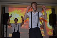 Tanzteam: Lukas Witte hebt die Arme. - © Foto: Ekkehard Hufendiek