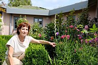 Ihre rosa-lilane Ecke hat Claudia Beckmann mit der Bauerngartenpflanze Phlox, Gladiolen, Katzenminze, Ehrenpreis und Eisenkraut gestaltet. Davor blüht purpurner Storchschnabel und im Hintergrund ist ein Teil des Dachgartens zu sehen. - © Heike von Schulz