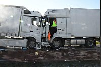Zwei Lkw sind am Freitagmorgen auf der B68 in Borgholzhausen frontal zusammengestoßen. - © Andreas Eickhoff
