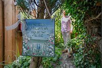 Das Ehepaar Susanne und Jürgen Kreft hat sich in Gütersloh einen wildromantischen Cottage-Garten geschaffen. Sie lieben Vintage-Schätzen und Do-it-yourself-Projekte. In ihrem verwinkelten Garten gibt es viel zu entdecken. - © Stefan Derschum