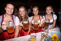 Festtagslaune: Jana (von links), Ira, Theresa und Zora löschen ihren Durst. - © Edwin Rekate