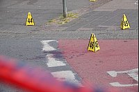 Auch auf der Friedenstraße ist ein größerer Blutfleck zu sehen. - © Paul Brinkmann