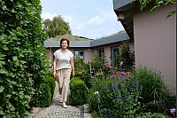 Ihre rosa-lilane Ecke hat Claudia Beckmann mit der Bauerngartenpflanze Phlox, Gladiolen, Katzenminze, Ehrenpreis und Eisenkraut gestaltet. Davor blüht purpurner Storchschnabel und im Hintergrund ist ein Teil des Dachgartens zu sehen. - © Heike von Schulz