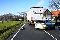Zwei Lkw sind am Freitagmorgen auf der B68 in Borgholzhausen frontal zusammengestoßen. - © Andreas Eickhoff