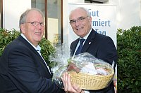 Abschiedsfeier für HK-Lokalchef Herbert Gontek: Herbert Gontek (links), Hans-Jürgen Matthies (allgemeiner Vertreter des Versmolder Bürgermeisters). - © Foto: Heiko Kaiser