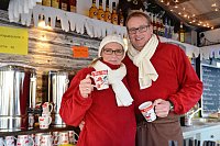 Seit 20 Jahren in Pium dabei: Ramona und Thomas Isermann aus Gütersloh mit Glühwein, Kakao und Eierpunsch. - © Anke Schneider, HK