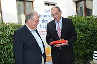 Abschiedsfeier für HK-Lokalchef Herbert Gontek: Herbert Gontek (links), Gerold Momann (Vorstandsvorsitzender der Stadtsparkasse Versmold). - © Foto: Heiko Kaiser