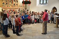 Ein tolles Konzert: Die Kinder der Violenbachschule stimmten die Gäste in der proppevollen Kirche mit weihnachtlichen Liedern auf die Adventszeit ein. - © ......
