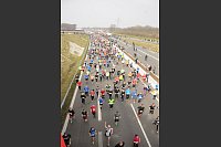 Die A33 gehörte heute den Läufern, Inlinern, Radfahrern und Spaziergängern. - © Foto: Christian Helmig
