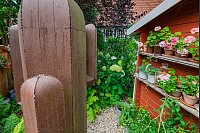 Das Ehepaar Susanne und Jürgen Kreft hat sich in Gütersloh einen wildromantischen Cottage-Garten geschaffen. Sie lieben Vintage-Schätzen und Do-it-yourself-Projekte. In ihrem verwinkelten Garten gibt es viel zu entdecken. - © Stefan Derschum