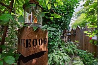 Das Ehepaar Susanne und Jürgen Kreft hat sich in Gütersloh einen wildromantischen Cottage-Garten geschaffen. Sie lieben Vintage-Schätzen und Do-it-yourself-Projekte. In ihrem verwinkelten Garten gibt es viel zu entdecken. - © Stefan Derschum