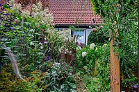 Das Ehepaar Susanne und Jürgen Kreft hat sich in Gütersloh einen wildromantischen Cottage-Garten geschaffen. Sie lieben Vintage-Schätzen und Do-it-yourself-Projekte. In ihrem verwinkelten Garten gibt es viel zu entdecken. - © Stefan Derschum