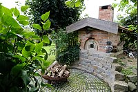 Das Backhaus hat Hans-Jürgen Beckmann selbst gebaut - ein tolles Ambiente für einen Pizzaabend mit Freunden. - © Heike von Schulz