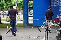 Die Scherben vor der Bielefelder Bar "Cutie" werden zusammengekehrt. - © Paul Brinkmann