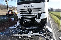 Zwei Lkw sind am Freitagmorgen auf der B68 in Borgholzhausen frontal zusammengestoßen. - © Andreas Eickhoff