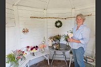 In ihrem Selbstbediehnungshäuschen verkauft Mareike Hübner Sträuße, Blumen, Kränze und mehr. - © Judith Gladow