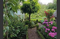 Blick aus dem Westfälischen Bauerngarten in Richtung Nutzgarten. - © Svenja Ludwig