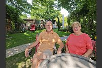 Ludger und Martina Jochmaring aus Brakel haben sich einen Garten geschaffen, der im Sommer ihr Lebensmittelpunkt ist. - © Svenja Ludwig