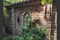 Die Mauer ist nicht aus irgendwelchen Steinen gebaut, sie stammen von einem Haus der Familie von Martina Jochmaring. - © Svenja Ludwig
