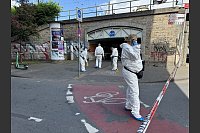 An der Friedenstraße/ Unterführung Jöllenbecker Straße sichert ein Team der Spurensicherung am Sonntag Blutspuren. - © Paul Brinkmann