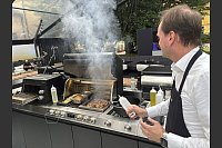 Markus Miele flambiert persönlich am neuen Gasgrill das Fleisch - © Jeanette Salzmann