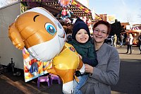 Lustiges Mitbringsel: Der fünfjährige Tom freute sich über den Ballon, den Mama Shannon Haverkamp ihm gekauft hat. - © Marion Bulla