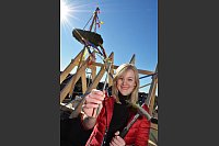 Schlagkräftig: Investorin Christina Heitland schlägt beim Richtfest der Ärztehäuser den letzten Nagel in den Dachstuhl. FotoS: Jonas Damme - © Jonas Damme