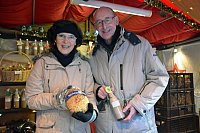 Für den guten Zweck: Regina Hartlage und der stellvertretende Bürgermeister Hermann Ludewig verkauften Weihnachtsbrot und »Schokozauber« zugunsten der Aktion Lichtblicke. - © .....