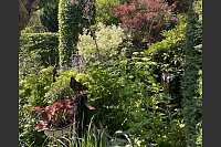 Das Ehepaar Susanne und Jürgen Kreft hat sich in Gütersloh einen wildromantischen Cottage-Garten geschaffen. Sie lieben Vintage-Schätzen und Do-it-yourself-Projekte. In ihrem verwinkelten Garten gibt es viel zu entdecken. - © Susanne Kreft
