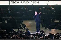 In Aktion: Herbert Grönemeyer am Sonntagabend auf der Bühne des Gerry-Weber-Stadions in Halle. - © Sarah Jonek