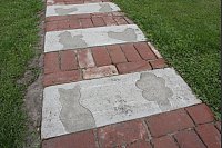Die Trittplatten hat Kersting aus Beton gegossen und mit aus Sperrholz ausgesägten Figuren dem Beton noch eine besondere Struktur gegeben - © Uwe Müller