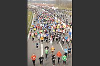Die A33 gehörte heute den Läufern, Inlinern, Radfahrern und Spaziergängern. - © Foto: Christian Helmig